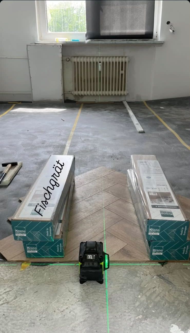 Fischgrät-Laminat wird mit einem Kreuzlinienlaser eingemessen