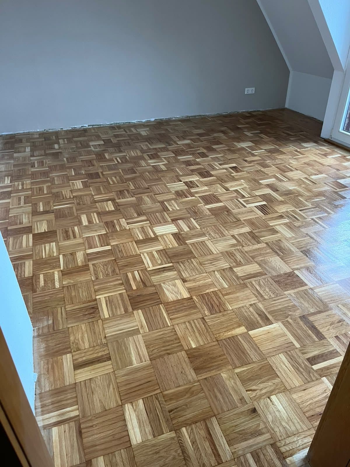 Dasselbe Mosaikparkett nach der Versiegelung mit sichtbarer Eichenmaserung